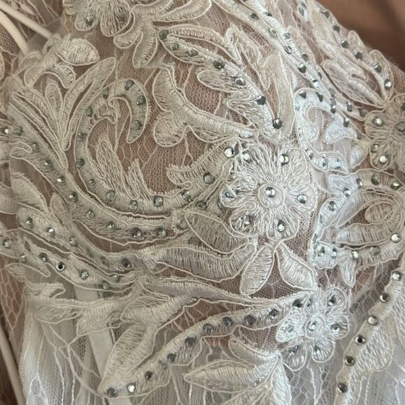 GB V-Neck Lace-Up Back Embroidered Lace Mermaid Gown Size 11 - Picture 8 of 11